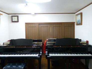 2台のグランドピアノ正面図